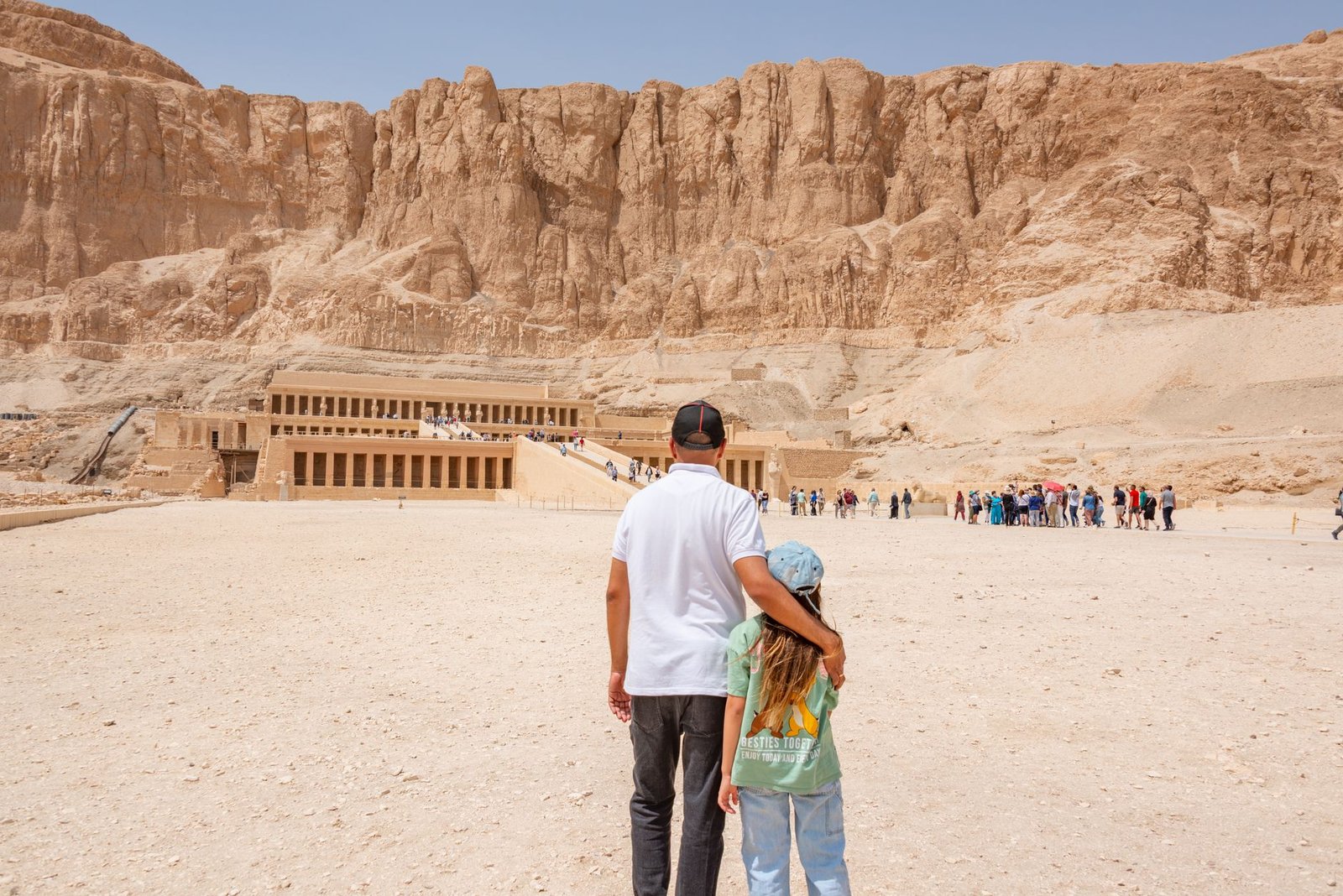 Die zwei riesigen Memnon-Kolosse mit Touristen davor als Größenvergleich