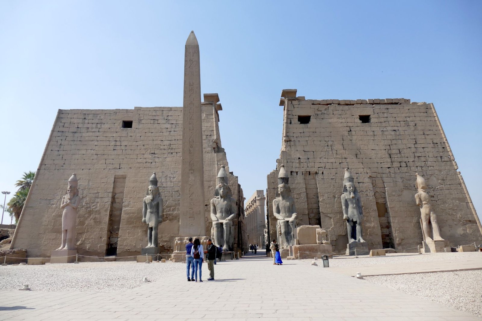 Luxor Tempel bei Sonnenuntergang mit beleuchteten Säulen und Statuen