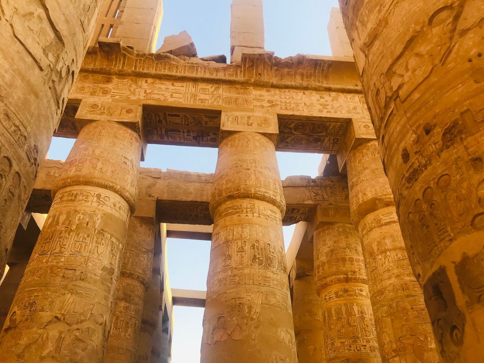 Bunte Wandmalereien und Hieroglyphen in einem Grab im Tal der Könige