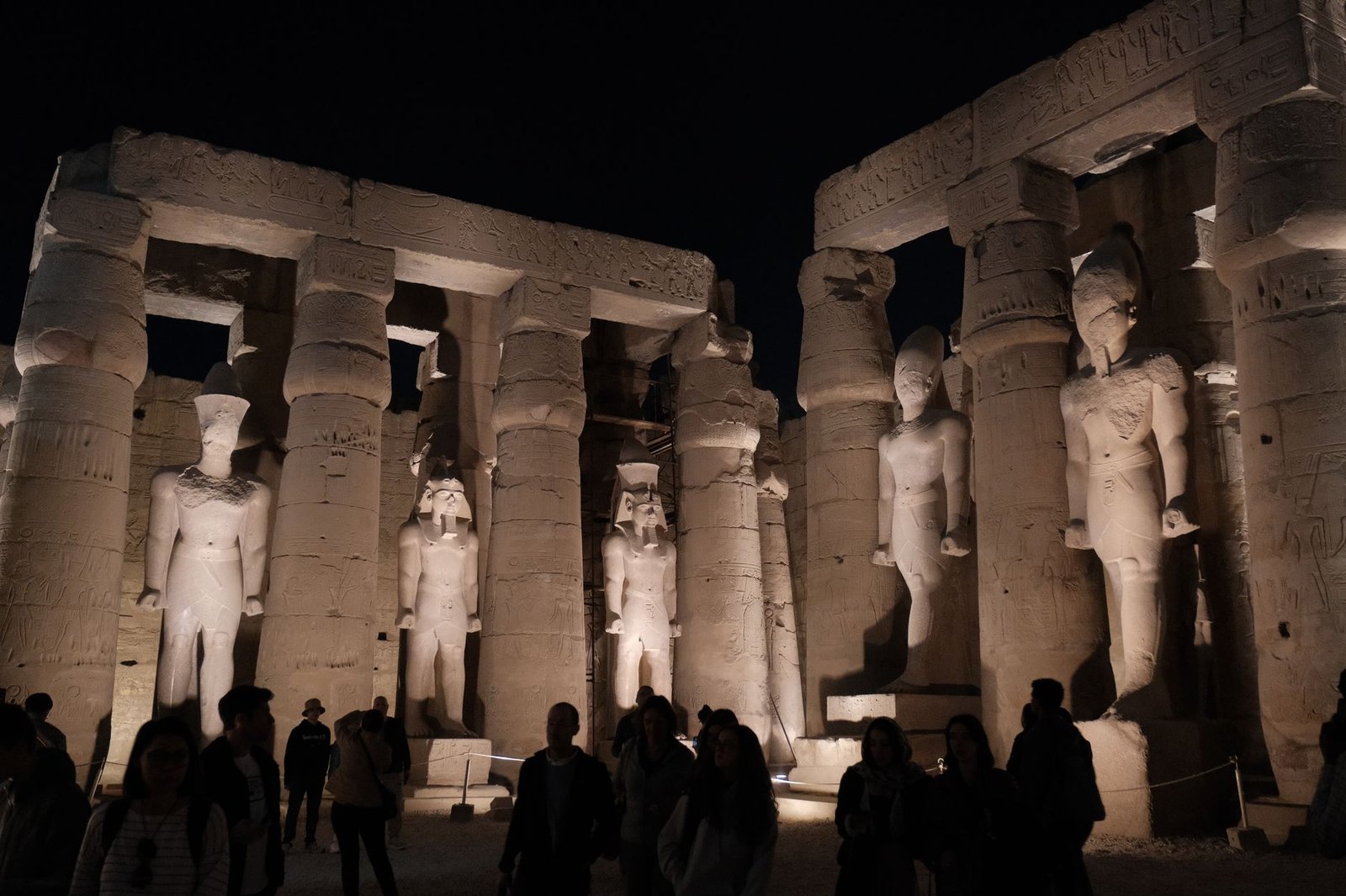 Mächtige Säulen und Statuen des Luxor Tempels mit Familie im Vordergrund