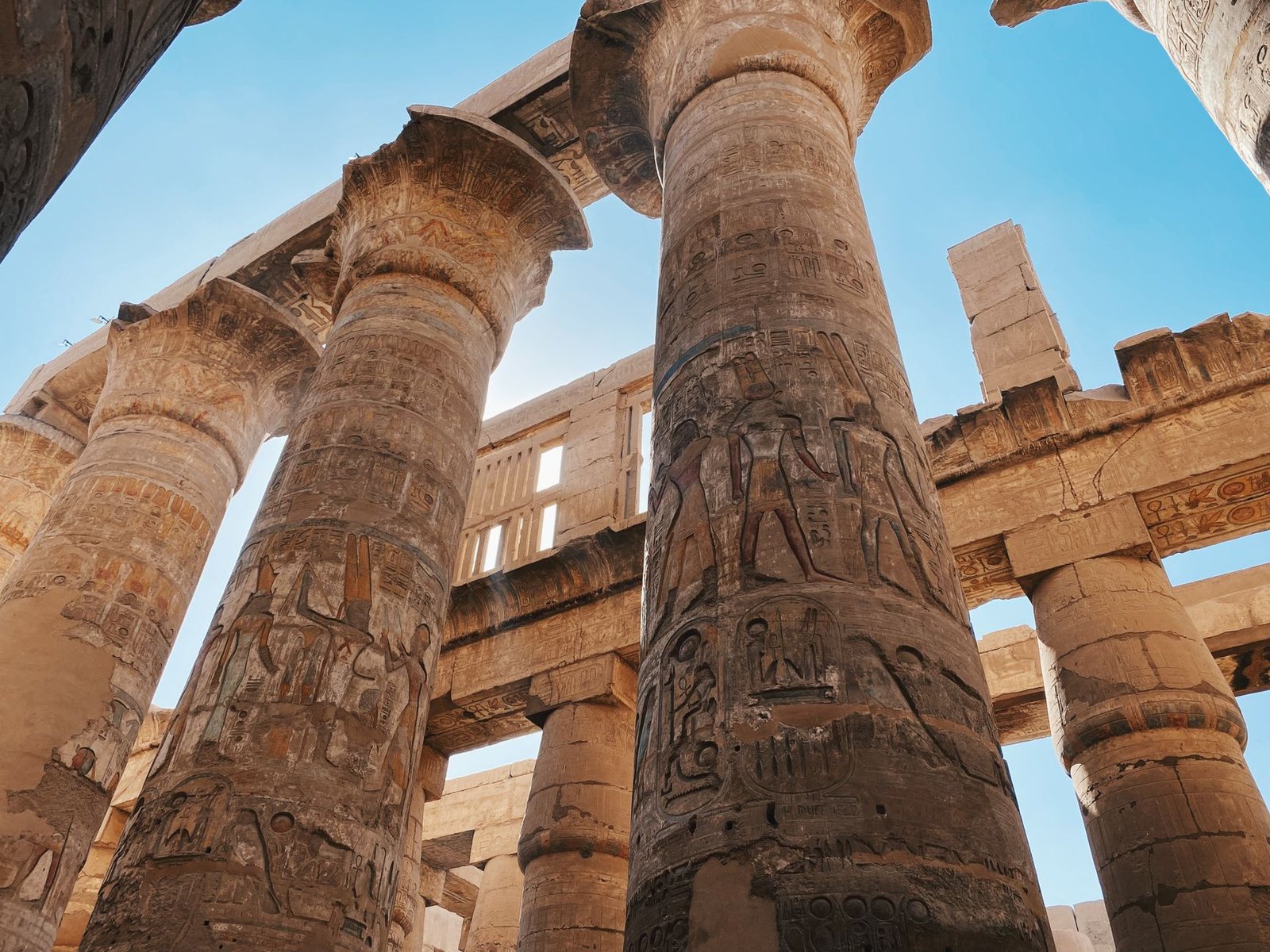Karnak Tempel Säulenhalle im goldenen Morgenlicht zum Sonnenaufgang