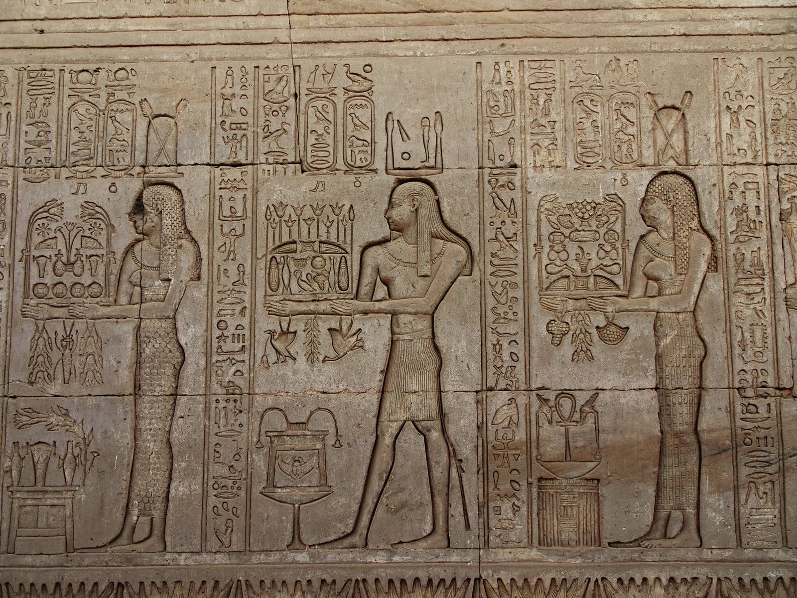 Eingang zu einem Königsgrab im Tal der Könige mit kunstvollen Hieroglyphen