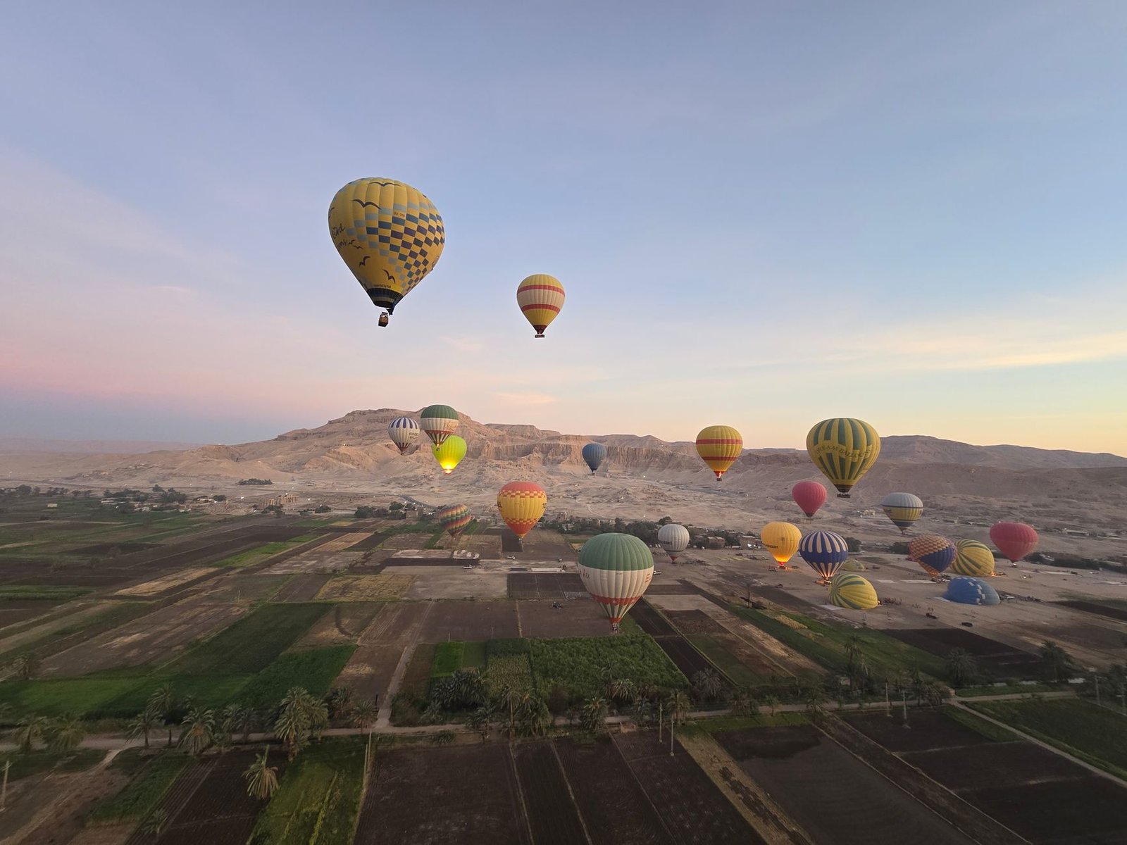 Ballons werden im Morgengrauen mit Flammen befüllt