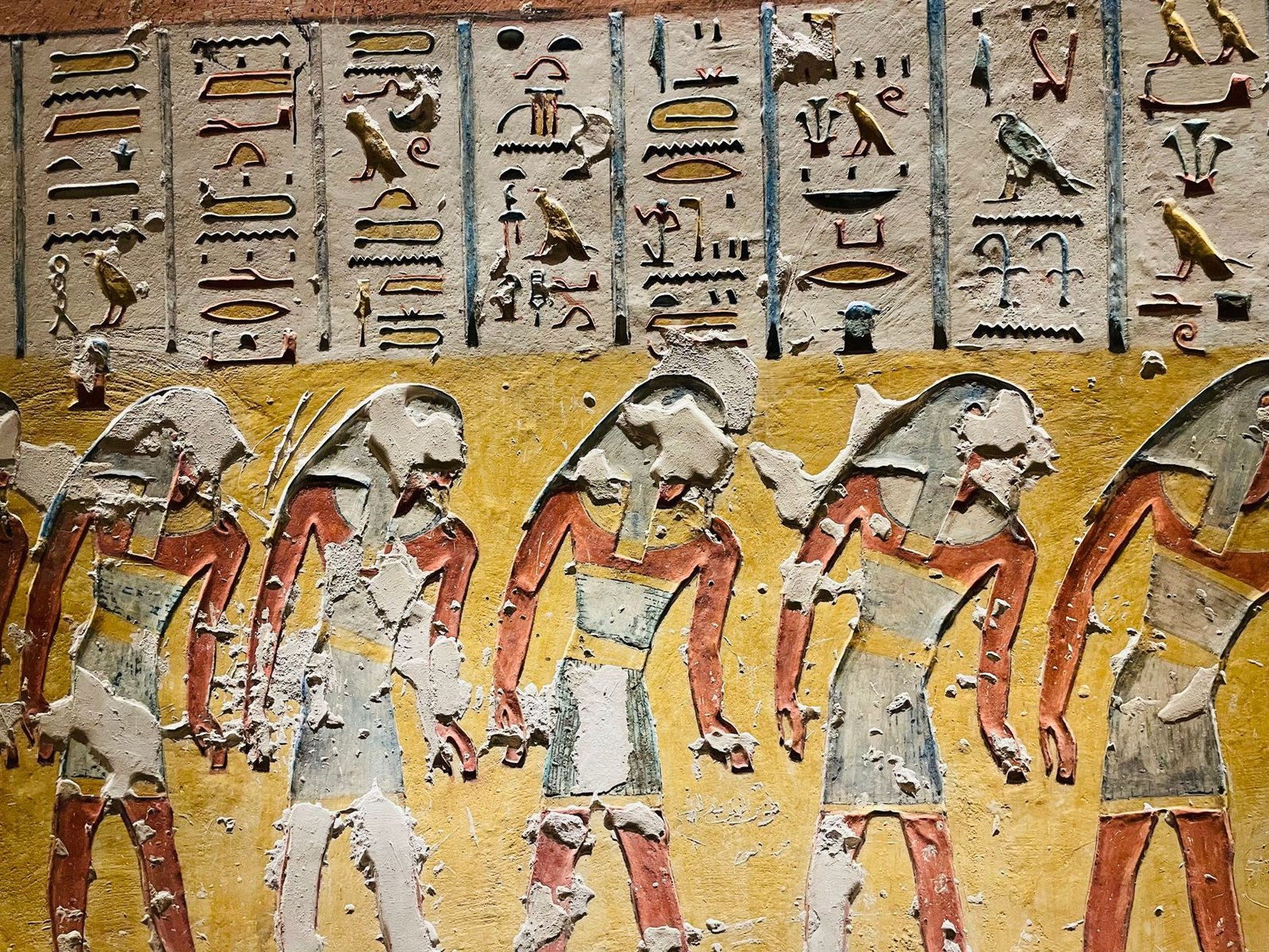 Familie beim Betreten eines Luxor-Tempels mit lokalem Guide