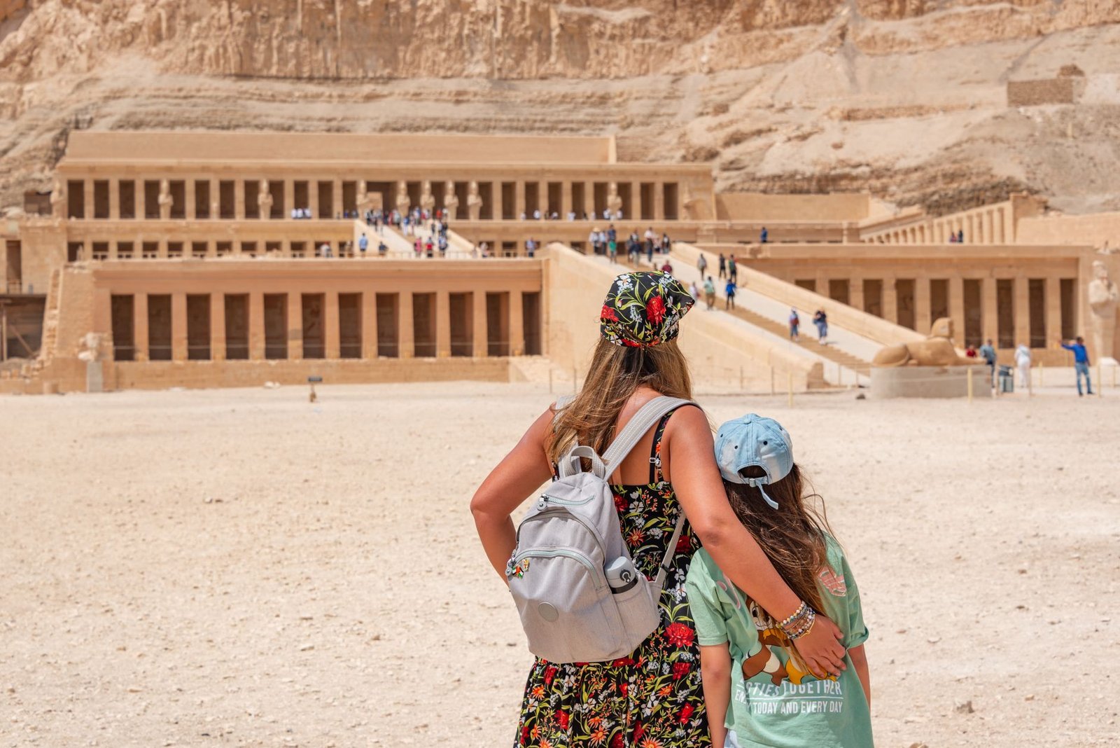 Kinder betrachten fasziniert die gewaltigen Tempelsäulen von Karnak