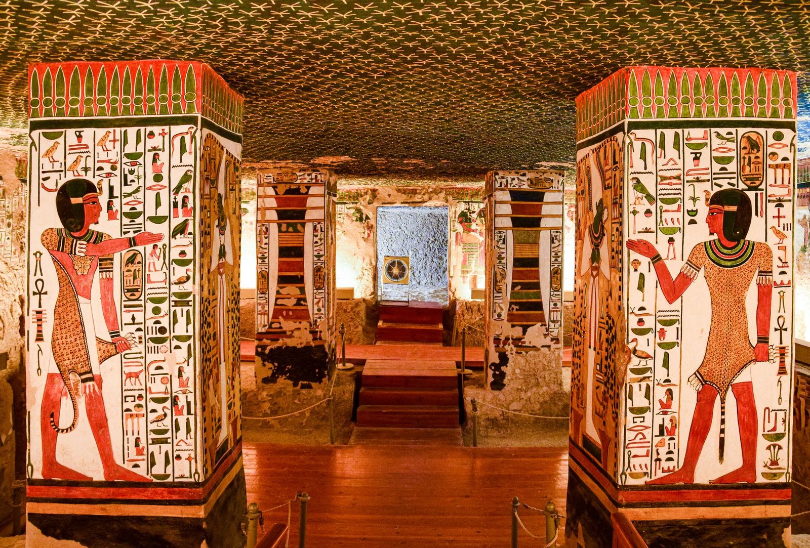 Beeindruckende Säulenhalle des Karnak-Tempels mit riesigen Steinsäulen