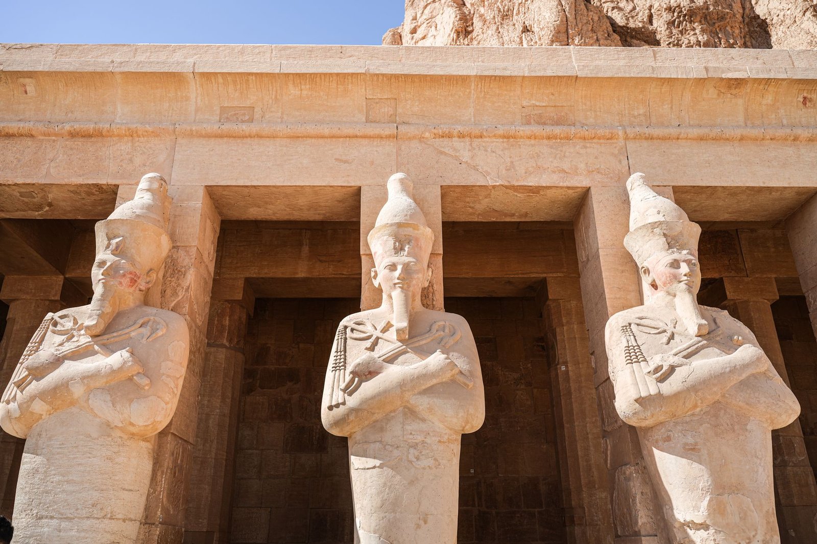 Hatschepsut-Tempel mit dreistöckiger Anlage vor imposanter Felskulisse